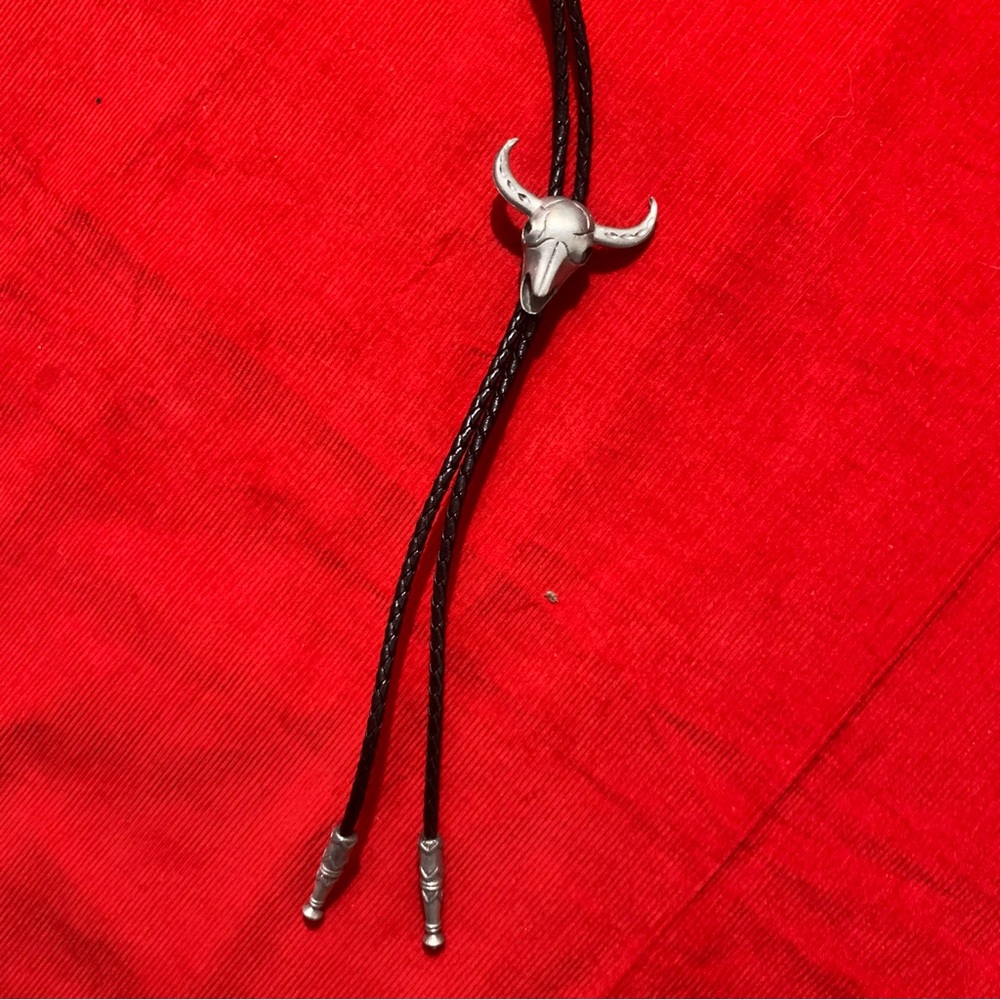 Skull bolo tie in alloy metal and faux leather
